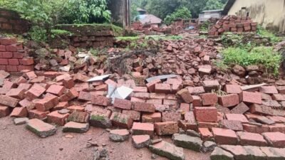 मंडणगड : गांधी चौकातील जिल्हा परिषद शाळेची संरक्षक भिंत पुन्हा कोसळली, विद्यार्थ्यांच्या सुरक्षेचा प्रश्न ऐरणीवर