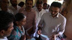 खेड : गोटलवाडीत भूस्खलनाच्या धोक्याची गृहराज्यमंत्री योगेश कदमांकडून पाहणी 19 कुटुंबांचे सुरक्षितस्थळी स्थलांतर, मृतांच्या वारसांना 8 लाख, तर घरबांधणीसाठी 2 लाख 60 हजारांची मदत