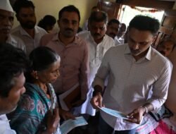 खेड : गोटलवाडीत भूस्खलनाच्या धोक्याची गृहराज्यमंत्री योगेश कदमांकडून पाहणी 19 कुटुंबांचे सुरक्षितस्थळी स्थलांतर, मृतांच्या वारसांना 8 लाख, तर घरबांधणीसाठी 2 लाख 60 हजारांची मदत
