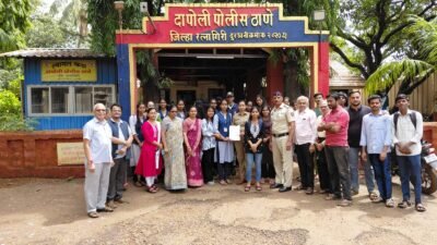 दापोलीतील विद्यार्थ्यांनी पोक्सो अंतर्गत आरोपींवर कठोर कारवाई आणि विकृत वाहकाला बडतर्फ करण्याची केली मागणी, महिला आणि विद्यार्थिनींच्या सुरक्षेसाठी पोलिसांना निवेदन