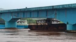 मंडणगड : हाप्रळ-आंबेत पुलाला बार्जची धडक, 11 दिवसांनी बार्ज मालकाविरुद्ध गुन्हा दाखल, अतिवृष्टीचा इशारा असतानाही सुरक्षिततेकडे दुर्लक्ष