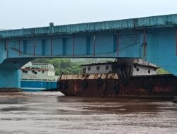 मंडणगड : हाप्रळ-आंबेत पुलाला बार्जची धडक, 11 दिवसांनी बार्ज मालकाविरुद्ध गुन्हा दाखल, अतिवृष्टीचा इशारा असतानाही सुरक्षिततेकडे दुर्लक्ष