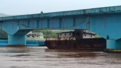 मंडणगड : हाप्रळ-आंबेत पुलाला बार्जची धडक, 11 दिवसांनी बार्ज मालकाविरुद्ध गुन्हा दाखल, अतिवृष्टीचा इशारा असतानाही सुरक्षिततेकडे दुर्लक्ष