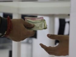 चिपळूण : सावर्डेचे मंडळ अधिकारी अनिल जाधव पाच हजारांची लाच स्वीकारताना एसीबीच्या जाळ्यात, महसूल विभागात खळबळ