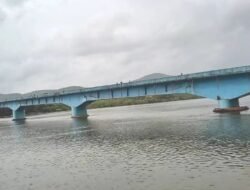 मंडणगड : आंबेत पुलाला बार्जची धडक होऊन महिना उलटला, अवजड वाहतूक अद्याप बंदच, स्ट्रक्चरल ऑडिट पूर्ण झाल्याची माहिती, तरी निर्णय रखडला; प्रवासी, वाहनधारक आणि व्यापाऱ्यांचा प्रशासनाला सवाल