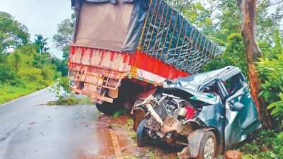 आंबोली-नांगरतासवाडी येथे ट्रकच्या धडकेत कारचा चक्काचूर, दोघे गंभीर जखमी