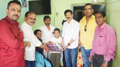 चिपळूण : आईला मगरीच्या तावडीतून वाचविणाऱ्या 10 वर्षीय स्वर्णीचा चिपळूण जर्नालिस्ट असोसिएशनकडून सत्कार