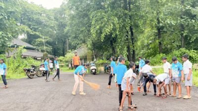 चिपळूण : श्रावण मासानिमित्त विद्यार्थ्यांकडून केदारनाथ मंदिर परिसर स्वच्छता अभियान