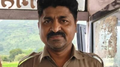 लांजा : एसटी चालकाचा प्रामाणिकपणा, सात लाखांचे दागिने प्रवाशाला सुखरूप परतलांजा-कल्याण प्रवासादरम्यान बसमध्ये राहिली मौल्यवान दागिन्यांची बॅग, गणेशोत्सवाच्या गर्दीतही चालकाने जपली माणुसकी