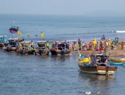 रत्नागिरी : राजीवडा समुद्रात मच्छीमार नौका उलटली, आठ जणांचा थरारक बचाव, ‘अल सुरया’वरील खलाशांच्या धाडसामुळे मोठा अनर्थ टळला
