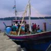 रत्नागिरीच्या समुद्रात अवैध मासेमारीविरोधात मत्स्य विभागाची धडक कारवाई, तीन नौकांवर कारवाई
