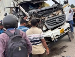 खेड : कापसाळ गोसावी स्टॉपजवळ आयशर-कंटेनरचा भीषण अपघात, आयशर चालक जखमी