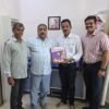 चिपळूण : स्प्रिंग क्लिनिकतर्फे खेंड शाळेला शैक्षणिक पुस्तकसंच भेट, डॉ. यतीन जाधव यांच्यासह सामाजिक कार्यकर्त्यांचे योगदान