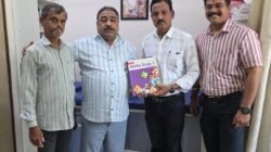 चिपळूण : स्प्रिंग क्लिनिकतर्फे खेंड शाळेला शैक्षणिक पुस्तकसंच भेट, डॉ. यतीन जाधव यांच्यासह सामाजिक कार्यकर्त्यांचे योगदान