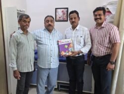 चिपळूण : स्प्रिंग क्लिनिकतर्फे खेंड शाळेला शैक्षणिक पुस्तकसंच भेट, डॉ. यतीन जाधव यांच्यासह सामाजिक कार्यकर्त्यांचे योगदान