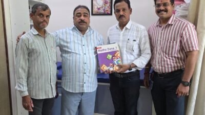 चिपळूण : स्प्रिंग क्लिनिकतर्फे खेंड शाळेला शैक्षणिक पुस्तकसंच भेट, डॉ. यतीन जाधव यांच्यासह सामाजिक कार्यकर्त्यांचे योगदान
