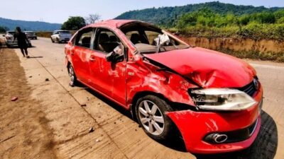 संगमेश्वरजवळ मध्यरात्री कारचा अपघात, तिघे जखमी, जीवितहानी टळली