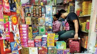चिपळूण : चिपळूण बाजारपेठेत फटाके विक्रीला बंदी, नगरपरिषदेचा मोठा निर्णय दिवाळीच्या पार्श्वभूमीवर फटाके विक्रेत्यांसाठी स्वतंत्र जागा निश्चित करणार; सुरक्षिततेच्या दृष्टीने प्रशासनाची खबरदारी
