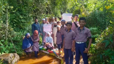 लांजा : उर्दू शाळेच्या विद्यार्थ्यांचे जलसंधारणासाठी श्रमदान, धुंदरे येथे बांधला बंधारा