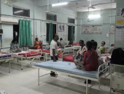 खेड : कळंबणी उपजिल्हा रुग्णालयात 30 रुग्णांना जेवणाविना राहण्याची वेळ, ठेकेदाराचे पेमेंट थकल्याने भोजनपुरवठा बंद? रुग्णालयातील धक्कादायक प्रकार, अलसफा वेल्फेअर फाउंडेशनकडून बिस्किटे आणि फळांचे वाटप