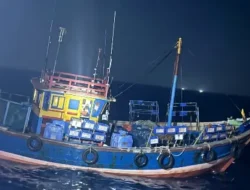 दापोली : आंजर्लेच्या समुद्रात ‘ऑपरेशन निशाचर’, बेकायदेशीर एलईडी मासेमारी करणारी नौका पकडली