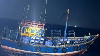 दापोली : आंजर्लेच्या समुद्रात ‘ऑपरेशन निशाचर’, बेकायदेशीर एलईडी मासेमारी करणारी नौका पकडली
