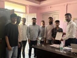 चिपळूण : डी.बी.जे. कॉलेजसमोरील रस्त्यावर गतिरोधक बसवा! विद्यार्थ्यांच्या सुरक्षेसाठी युवासेनेची मागणी, जुने गतिरोधक सपाट झाल्याने अपघाताचा धोका; राष्ट्रीय महामार्ग उपविभागाला निवेदन
