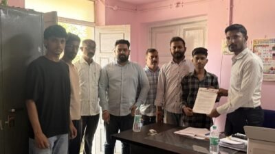 चिपळूण : डी.बी.जे. कॉलेजसमोरील रस्त्यावर गतिरोधक बसवा! विद्यार्थ्यांच्या सुरक्षेसाठी युवासेनेची मागणी, जुने गतिरोधक सपाट झाल्याने अपघाताचा धोका; राष्ट्रीय महामार्ग उपविभागाला निवेदन