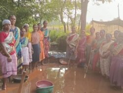 संगमेश्वर : पाणीटंचाईवर मात करण्यासाठी महिलांचा पुढाकार! संगमेश्वरच्या भुवडवाडीत श्रमदानातून उभारला बंधारा
