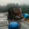 लांजा : अंजणारी पुलावर ब्रेक फेल झाल्याने मासळीचा ट्रक महामार्गावर पलटी, चालक जखमी, मासळीचे मोठे नुकसान