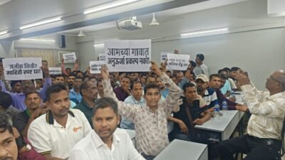 दाभोळ : अणुऊर्जा प्रकल्पाविरोधात ग्रामस्थांची दादरमध्ये भव्य सभा, वणौशी, दुमदेव, भिवबंदरचे ग्रामस्थ एकवटले, आरपारच्या लढ्याचा निर्धार, ‘जमीन आमची, निर्णयही आमचा’ म्हणत प्रकल्पाला विरोध