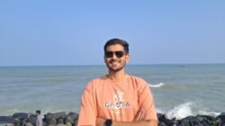 चिपळूण : तळवडेच्या छोट्याशा गावातून डॉक्टर होण्यापर्यंतचा प्रेरणादायी प्रवास, शाळेत शिपाई म्हणून राबणाऱ्या वडिलांचं स्वप्न मुलाने केलं पूर्ण! कष्टाचं चीज झालं, शुभम कोकरे बनले डॉक्टर!