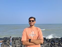 चिपळूण : तळवडेच्या छोट्याशा गावातून डॉक्टर होण्यापर्यंतचा प्रेरणादायी प्रवास, शाळेत शिपाई म्हणून राबणाऱ्या वडिलांचं स्वप्न मुलाने केलं पूर्ण! कष्टाचं चीज झालं, शुभम कोकरे बनले डॉक्टर!