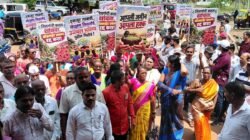 दापोली : चिखलगाव बॉक्साईट प्रकल्प आणि भिवबंदर अणुऊर्जा प्रकल्पाविरोधात ग्रामस्थांची धडक, चिखलगावातील महिलांचा मोठ्या संख्येने सहभाग, तहसीलदार अर्चना बोंबे यांना निवेदन