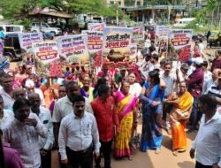 दापोली : चिखलगाव बॉक्साईट प्रकल्प आणि भिवबंदर अणुऊर्जा प्रकल्पाविरोधात ग्रामस्थांची धडक, चिखलगावातील महिलांचा मोठ्या संख्येने सहभाग, तहसीलदार अर्चना बोंबे यांना निवेदन