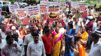 दापोली : चिखलगाव बॉक्साईट प्रकल्प आणि भिवबंदर अणुऊर्जा प्रकल्पाविरोधात ग्रामस्थांची धडक, चिखलगावातील महिलांचा मोठ्या संख्येने सहभाग, तहसीलदार अर्चना बोंबे यांना निवेदन