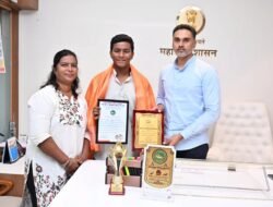 खेडच्या सुपुत्राची जागतिक भरारी, 15 वर्षीय आर्यनने 81 किमी जलतरण पूर्ण करत रचला इतिहास, गृहराज्यमंत्री योगेश कदम यांच्याकडून सत्कार