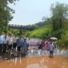 चिपळूण : नायशीत ‘मिशन बंधारे’; विद्यार्थी अन् ग्रामस्थांचे जलसंधारणासाठी श्रमदान, ग्रामपंचायतीच्या सहकार्याने कच्चा बंधारा उभारला; ‘पाणी अडवा, पाणी जिरवा’चा प्रभावी संदेश