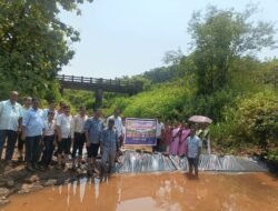 चिपळूण : नायशीत ‘मिशन बंधारे’; विद्यार्थी अन् ग्रामस्थांचे जलसंधारणासाठी श्रमदान, ग्रामपंचायतीच्या सहकार्याने कच्चा बंधारा उभारला; ‘पाणी अडवा, पाणी जिरवा’चा प्रभावी संदेश