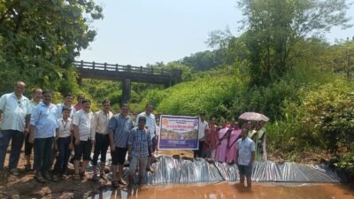 चिपळूण : नायशीत ‘मिशन बंधारे’; विद्यार्थी अन् ग्रामस्थांचे जलसंधारणासाठी श्रमदान, ग्रामपंचायतीच्या सहकार्याने कच्चा बंधारा उभारला; ‘पाणी अडवा, पाणी जिरवा’चा प्रभावी संदेश