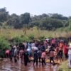 मंडणगडच्या पाणीटंचाईवर मात करण्यासाठी विद्यार्थ्यांचे श्रमदान, निवळी नदीवर बांधला बंधारा, नूतन विद्यामंदिरच्या विद्यार्थ्यांचा जलसंवर्धनासाठी पुढाकार