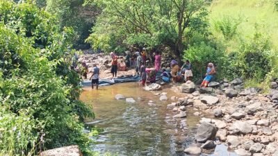 चिपळूण : पाणी अडवण्यासाठी ग्रामस्थांचे श्रमदान, तिवरे–गंगेचीवाडीत जलसंवर्धनासाठी एकजूट